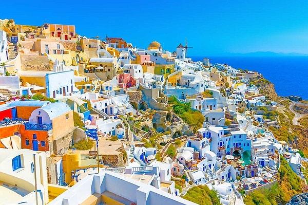 Yunanistan'ın ikonik mavi çatıları ve zengin safir denizleri de dahil sonsuz mavi tonlarıyla kuşatılmış bir cennet olduğu göz önüne alındığında, Antik Yunanca'da mavi renk için belirgin bir kelime oldukça şaşırtıcıydı.