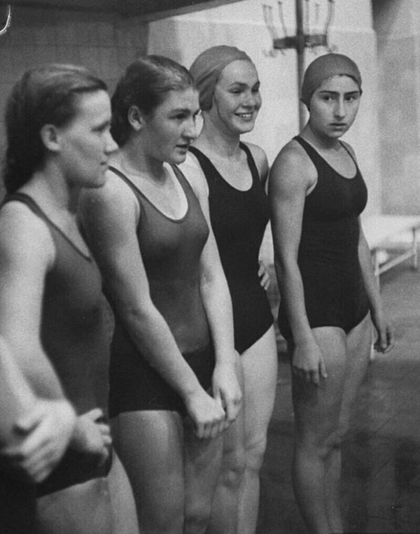 1. Девушки в бассейне (фото американского фотографа Лизы Ларсен).