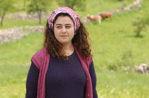 Daha önce Ateş Böceği dizisinde rol alsa da asıl parladığı yapım Hercai olmuştu. Daha çok tiyatroya yönelen Aslı Samat, 2022 yılında da Gülümse Kaderine dizisi ile karşımıza çıkmıştı.