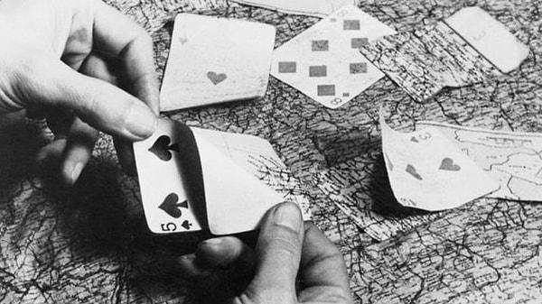 3. ABD ve İngiltere istihbaratı Almanya'daki savaş esirlerinin kaçması için kampta dağıtılan iskambil kağıtlarına kaçış haritası yerleştirdi. Kağıtları nemlendirip, yan yana koyduğunuzda harita ortaya çıkıyordu.