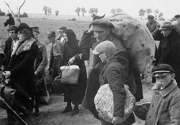 9. İki Polonyalı doktor, Alman birliklerinin kasabalarına girmesini engellemek için tifüs salgını varmış gibi davrandılar ve 8 bin Yahudi'nin hayatını kurtardılar.