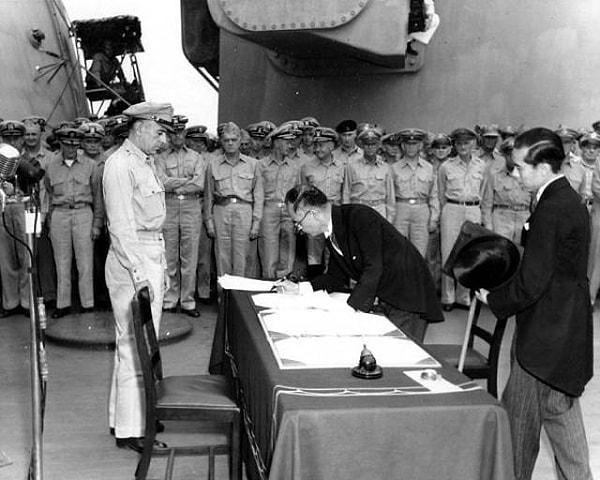 14. Kuril Adaları Anlaşmazlığı nedeniyle, Japonya ve Rusya hala İkinci Dünya Savaşı'nı sona erdirmek için resmi olarak bir barış anlaşması imzalamadı.