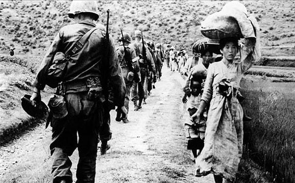 15. Savaş sırasında Japon askerleri, Güney Koreli kadınları seks kölesi olarak kullandı. Binlerce kadını kaçırdılar ve cinsel istismarda bulundular.