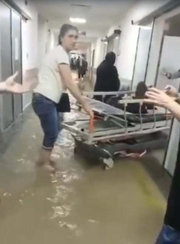 Enerji nakil hatlarının da zarar gördüğü ilçede Mustafa Kirazoğlu Devlet Hastanesinin acil servis bölümü de su altında kaldı, 13 hasta tedbir amaçlı çevredeki hastanelere nakledildi.