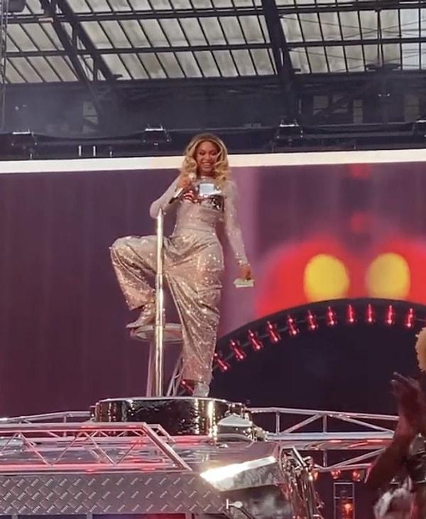 Almanya'nın Köln şehrinde gerçekleşen konserde Beyonce, Türk bir hayranının bebeğinin cinsiyetini açıkladı.