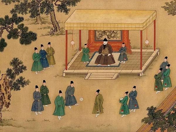 Tarihin derinliklerine uzanan köklü bir geçmişe sahip olan futbol ilk nerede oynandı tam olarak bilmiyoruz. M.Ö. 2. ve 3. yüzyıllarda antik Çin'de "Cuju" adı verilen bir oyun olarak oynanmış.