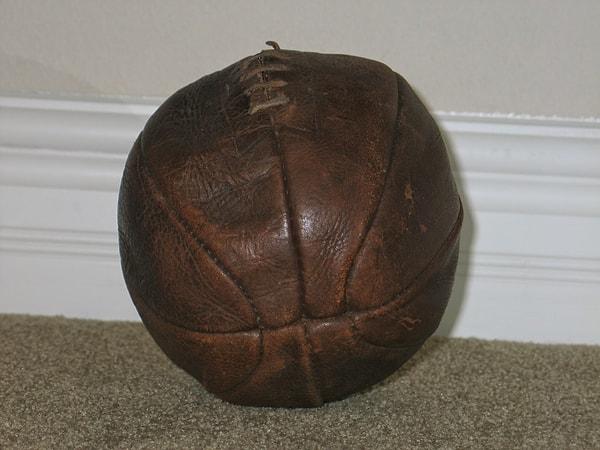 İngiliz mucit H.J. Lindon, futbol topunun geliştirilmesi ve iyileştirilmesi konusunda önemli katkılarda bulundu. Futbol topunun dış kısmını korumak için deri kaplama kullanımı da onun ürettiği toplar sayesinde gerçekleşti.