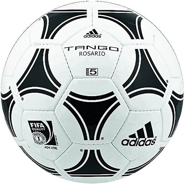 1970'lerde, Adidas Tango adı verilen top, ilk kez 32 panel tasarımıyla piyasaya sürüldü ve futbol topu üretiminde bir dönüm noktası oldu.