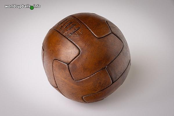 Futbol topu, 20. yüzyılda daha da mükemmelleşti. 1930'da düzenlenen ilk FIFA Dünya Kupası'nda, ilk kez resmi bir futbol topu kullanıldı. Bu top, Uruguay'da gerçekleşen turnuvada kullanılan T-model adı verilen bir top oldu. T-model, deriden yapılmış ve içi hava dolu bir kauçuk balonla desteklenmişti.