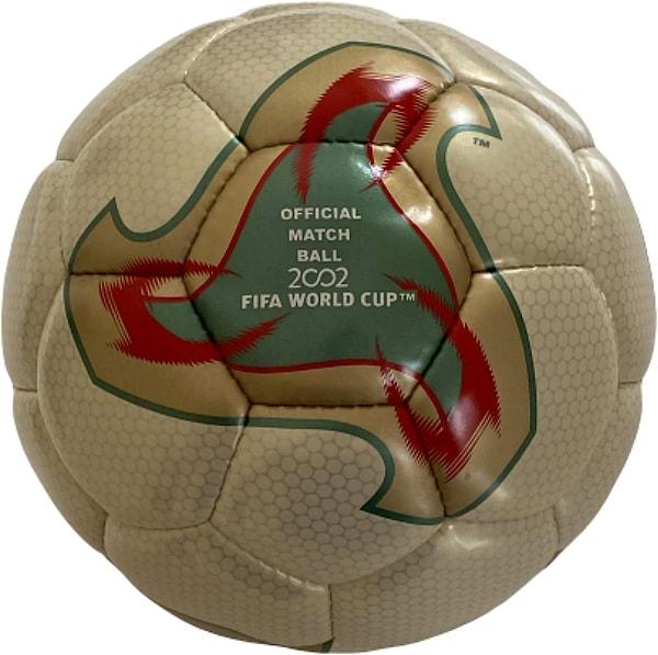 enel olarak kabul edilen FIFA standartlarına göre, futbol toplarının çapı 68 ila 70 cm (27 ila 28 inç) arasında olmalıdır. İç basınç ise 0.6 ila 1.1 atmosfer (8.5 ila 15.6 psi) arasında olmalıdır.