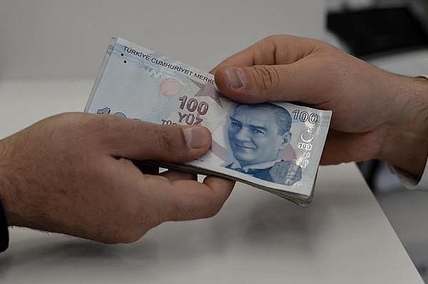 Asgari ücret şu an bir işçi için aylık brüt 10 bin 8 lira, vergiler ve kesintiler düştüğünde net 8 bin 506 lira 80 kuruş olarak uygulanıyor.