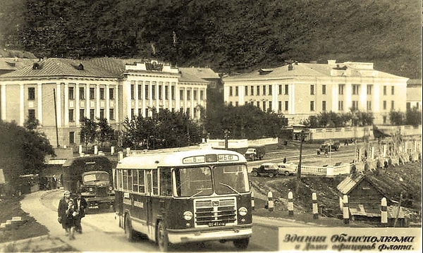 9. Петропавловск-Камчатский, здания Облисполкома и Дома офицеров.