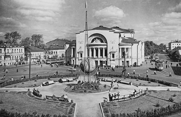 12. Город Ярославль, театр имени Волкова.