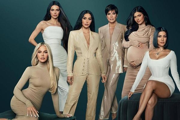 Kardashian ailesini biliyorsunuz, annesinden kızlarına hepsinin işi gücü şov arkadaşlar! Hayatlarının her anını şov hâline getirmeyi çok seviyorlar.