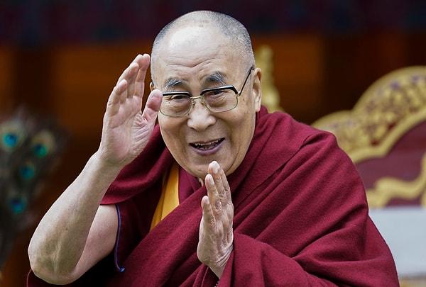 9. CIA ve Dalai Lama arasındaki ilişkilerin çok güçlü olduğu iddia ediliyor. 1960'larda CIA'nın Tibet Direnişine milyonlarca dolar aktardığı söyleniyor. Buna doğrudan Dalai Lama'ya giden altı rakamlı yıllık "maaş" iddiası da dahil.