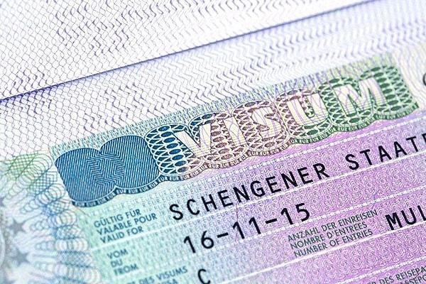 Almanya'ya turist vizesiyle gelen, ancak burada iş bulan kişilerin artık önce ülkelerine geri dönerek çalışma izni için yeniden işlem yapması gerekmeyecek.