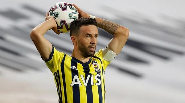 4 sezonun ardından Beşiktaş'tan ayrılıp Fenerbahçe'ye geri dönen Gökhan Gönül, anlaşma sonucu 1+1 yıllık bir sözleşmeye imza attı.