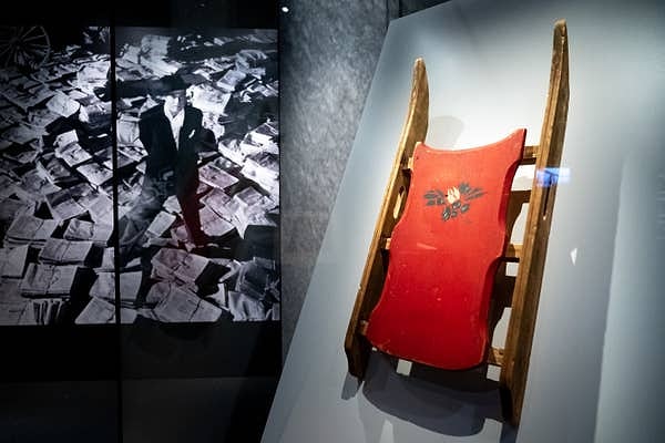 Стивен Спилберг купил часть памятных вещей из фильма за 60 тысяч долларов.