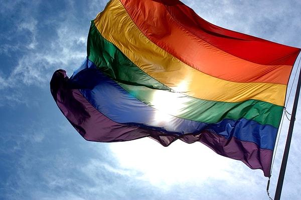 Gelelim gökkuşağı renklerinin LGBT bayrağı ile özdeşleşme hikayesine: