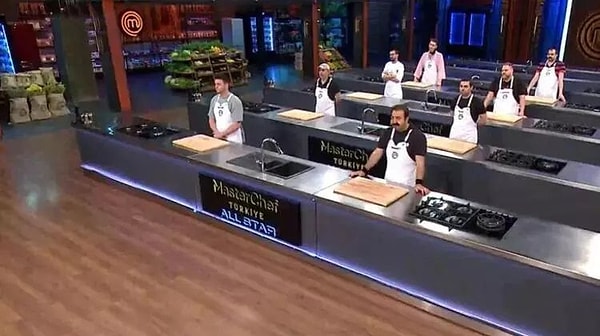 MasterChef Türkiye All Star sezonu için eleme haftaları devam ediyor. Her hafta, kendi sezonunda yarıştığı arkadaşlarıyla karşı karşıya gelen isimler, seçilen 5 kişiden biri olabilmek için canını dişine takıyor.