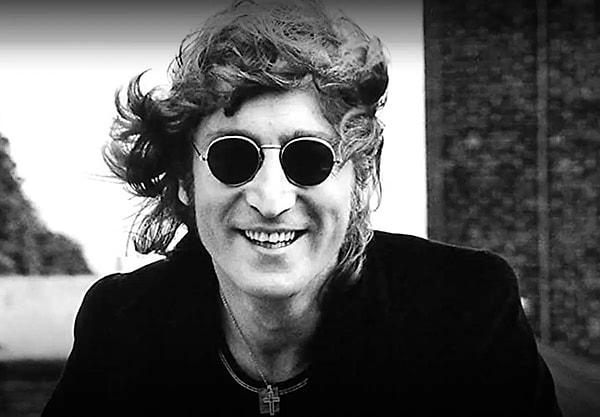 13. FBI'nın Beatles'ın solisti John Lennon'ı takip ettiği iddia ediliyordu. Kesinlikle öyleydi. National Public Radio'nun 2010 yılında bildirdiğine göre, birçok karşı kültür kahramanı gibi Lennon da bir tehdit olarak kabul edildi.