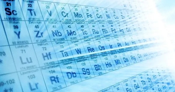 Ancak, demirin sıcaklığı arttıkça, elektronların daha yüksek enerji seviyelerine geçmesi ve daha kısa dalga boylarındaki ışığı yaymasıyla renk değişikliği meydana gelir.