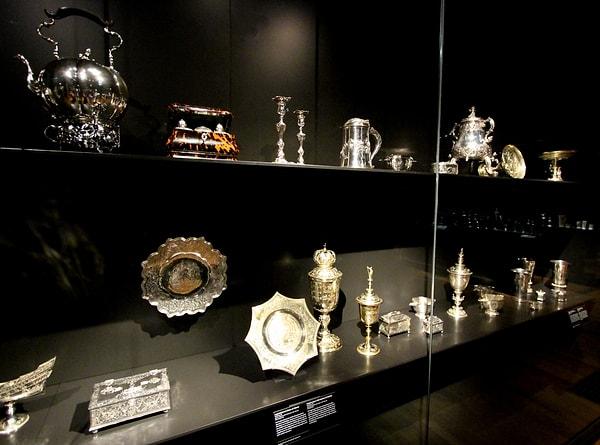 11. Rijksmuseum'daki bir diğer büyüleyici sergi ise geniş gümüş koleksiyonudur.