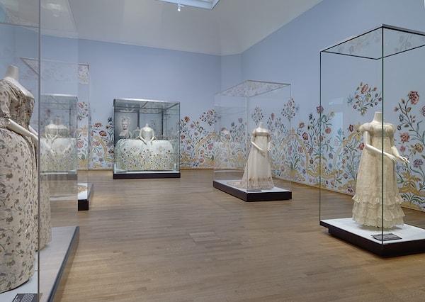 12. Rijksmuseum'un tarihi moda sergilerini keşfederken moda dünyasına adım atın.