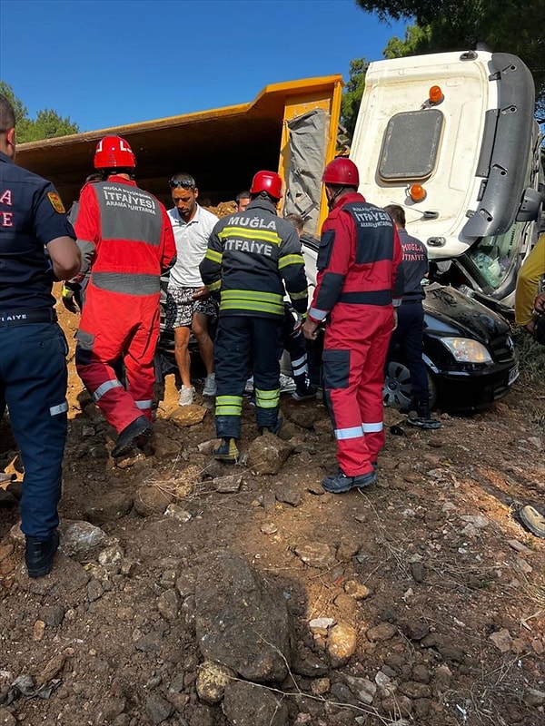 Kurtarma çalışması sırasında Bodrum-Gölköy kara yolunda kilometrelerce araç kuyruğu oluştu. Kamyon, vinç yardımıyla kaldırılırken, jandarma ekipleri kazayla ilgili bölgede inceleme yaptı.