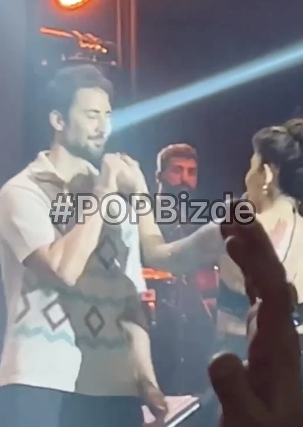 Popbizde'nin Instagram sayfasından paylaştığı bu anlarda, Serkan Sağdıç'ın sahneden inerken Melek Mosso'nun elini öpmemesi detayı gözlerden kaçmadı...