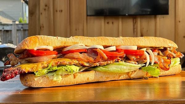 ChatGPT, bu sefer de “Büyüklük olarak, ikisi de açık bir şekilde Footlong Sandwich’ten çok daha küçük” dedi.