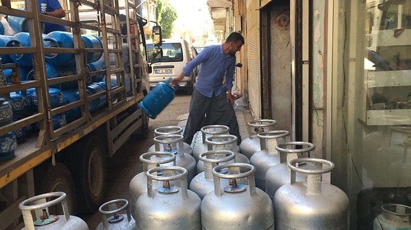 Tüp deyip geçmeyin, onun da kendine has bir enerjisi, bir kokusu var. Hatta yıllardır hiç duruşunu bozmayan hafif bir şişmanlığı var.