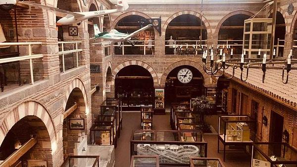 Rahmi Koç Müzesi ilk olarak 1994 yılında İstanbul'da kurulmuştur. Tarihi bir dökümhane içinde yer alan müze, Türkiye'de ulaşım, sanayi ve iletişim tarihine adanmış türünün ilk örneğiydi.
