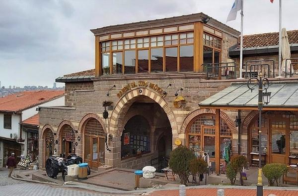 Ankara Rahmi Koç Müzesi, Türkiye'nin endüstriyel mirasının bir göstergesi olarak, farklı sergileri ve ilgi çekici deneyimleriyle ziyaretçileri büyülüyor.