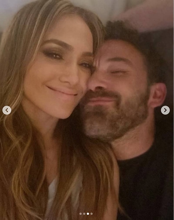 На главной фотографии карусели, которую Джей Ло выложила в Instagram* видно, что Бен сфотографировал свой обнаженный торс, и хотя Джен обрезала фото до того, как оно стало NSFW, взгляд на его обнаженную верхнюю часть бедра предполагает, что внизу у Аффлека тоже нет одежды