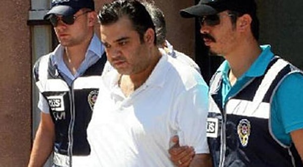 Hatırlarsınız Sezer İnanoğlu, 2007 yılında uyuşturucu ve silah kaçakçılığından hapis cezası almış ve 6 ay sonra serbest bırakılmıştı. Ancak 2015 yılında "vahim olan silahları satın almak ve taşımak" suçlarından 5 yıl 10 ay hapis cezası alarak cezaevine girmişti.