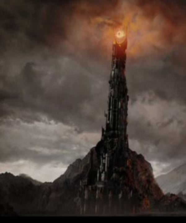 Sauron'un Gözü'nün korkutucu, kabus gibi bir kule olan korkunç Barad-dûr'un tepesinde olması mantıklı.