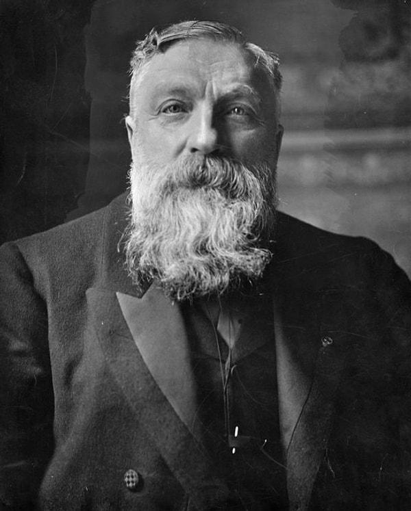 Paris'te 12 Kasım 1840 tarihinde doğan François-Auguste-René Rodin yani Auguste Rodin, modern heykel sanatının kurucusu olarak bilinir.