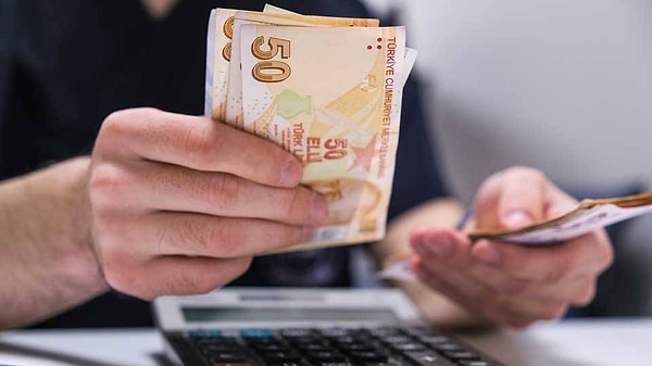 Asgari ücret dün yapılan zamla birlikte 11 bin 402 lira olarak açıklandı. İstanbul gibi büyükşehirlerde çoktan 10 bin liraları aşan ortalama kira ücretleri ise hale en büyük sorun.