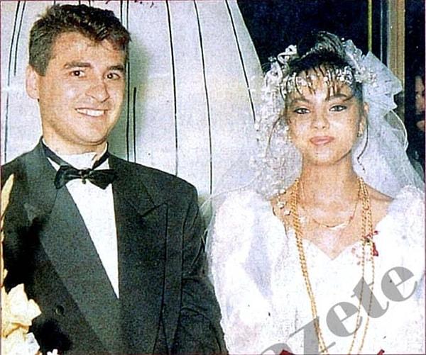 1. Hazırsanız nostalji serimize başlayalım: "Hayatımda flört etmedim, zaten vaktim de yok" diyen Ebru Gündeş'in, 1991 yılında Hamdi Vardar ile evlendiği 2 sene sonra ortaya çıkmıştı.