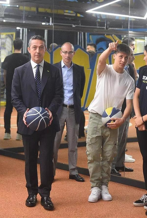 Fenerbahçe'nin 2023-24 sezonu formalarının lansmanı yapıldı. Lansman sonunda Ali Koç ile görüşen Arda Güler, eline basketbol topu aldı.