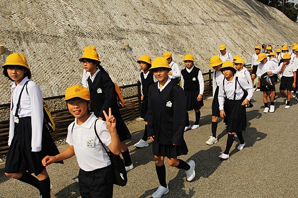 Bunlardan biri de Japonya sokaklarında dolaşan çocukların neden hep sarı şapka taktığıdır.