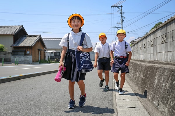 Bu uygulama Japonya'da çok sık karşılaşılan bir durumdur. Japonlar çocuklarına sarı şapka takarak onların erken yaşlarda bağımsızlıklarını kazanacaklarını düşünürler.
