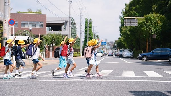 Bu hem basit hem de çok ilginç olan uygulamanın temelinde Japon çocukların okula kendi başlarına gitmeyi öğrenebilmeleri yatar. Sarı şapka takan küçük çocuklar tek başlarına çıktıkları okul yolculuğunda daha çok dikkat çekerler.
