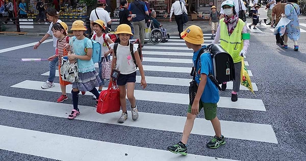 Bu uygulama aslında Japon yetişkinlere bir mesaj niteliğindedir. Trafikte ve taşıtlarda sarı şapka takan çocukları daha kolay fark edebilirler ve onların herhangi bir ihtiyaç anında hemen yardımlarına koşarlar.