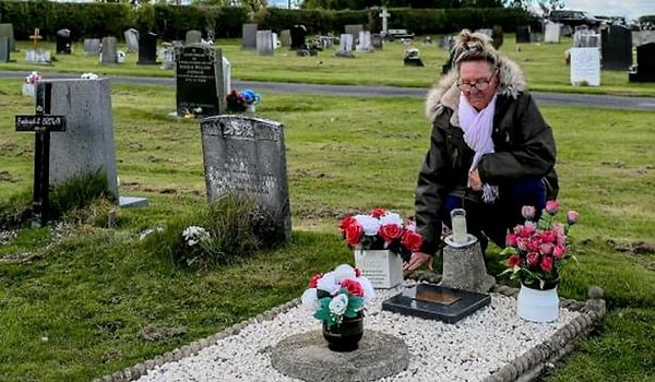 67-летняя Сильвия Росс и ее дочь Линетт осознали ошибку только после того, как заметили сообщение в соцсети о неправильно размещенной табличке, которую совет общины собрался переместить