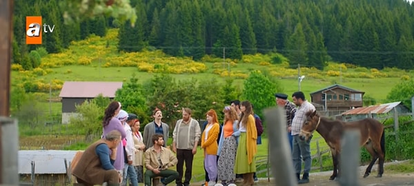 Zeliş ve İdris, Mehmet'in borcunu ödemeden köyden gitmesine izin vermezler. Köyde bir oylama yapılarak Mehmet'in akıbetine karar verilir.