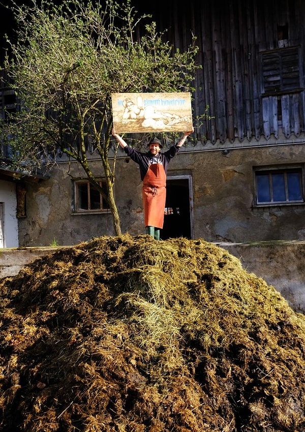 Затем Хертль использует воду, «чтобы разбавить навоз и получить разные оттенки», прежде чем начать рисовать на холсте кистями или ножами, как акварелью.