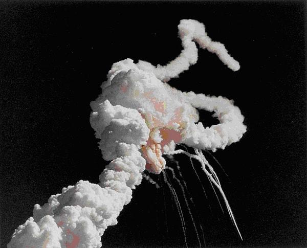 2. 1986'da uzay mekiği Challenger uçuş sırasında parçalandığında ve yedi mürettebat üyesi öldüğünde dünya şok olmuştu.
