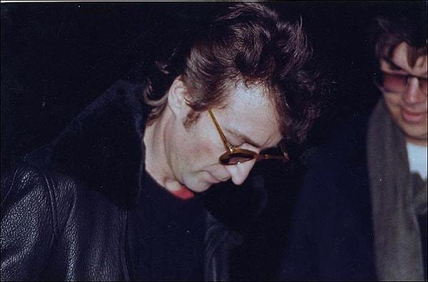 8. 8 Aralık 1980 tarihinde John Lennon, New York'taki Dakota Apartmanı önünde Mark David Chapman adlı bir saldırgan tarafından silahla vurularak öldürüldü.